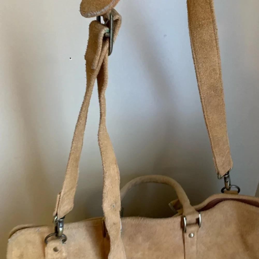 Vtg Le Donne SuedeLeather Bag Travel Shoulder Duffel Bag Tan strap Weathered Lg